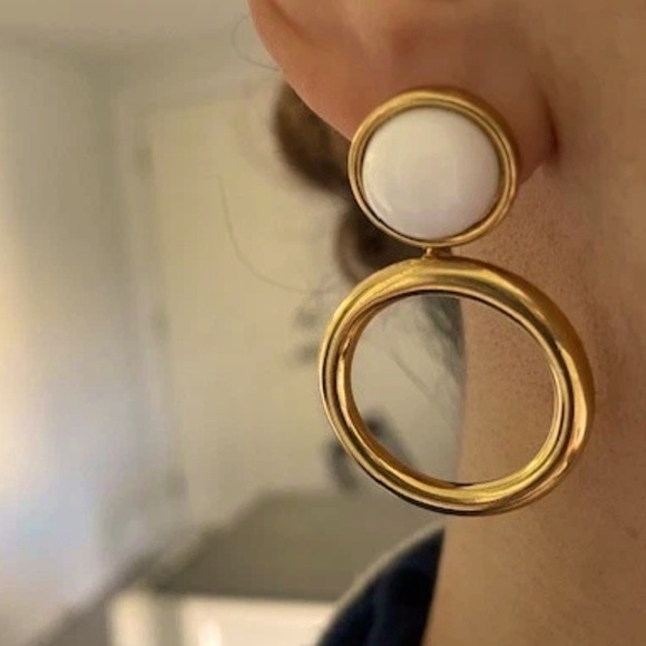 Vintage Signed Monet Gold Tone Circle Drop Earrings Creamy Ivory Cabochon Stone - Picture 2 of 14